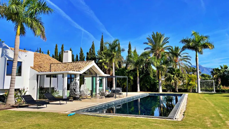 Villa in Benahavís: pool, lawn and palm trees