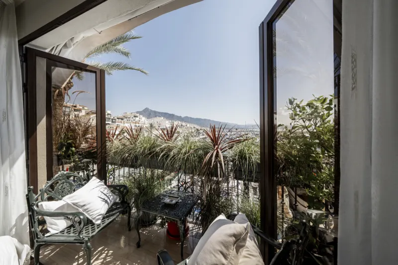 Duplex in Puerto Banús: terrace overlooking the marina and La Concha