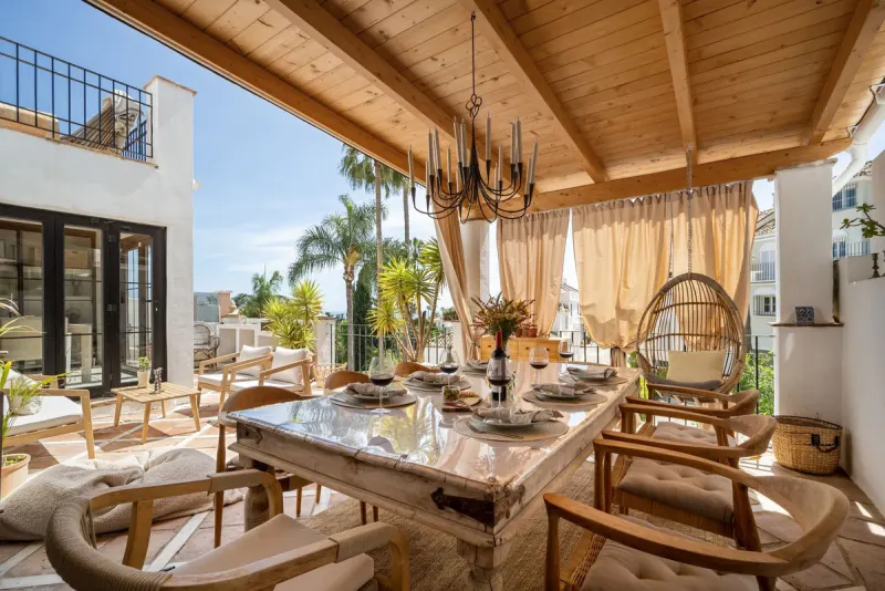 Townhouse in Marbella: covered terrace with dining table