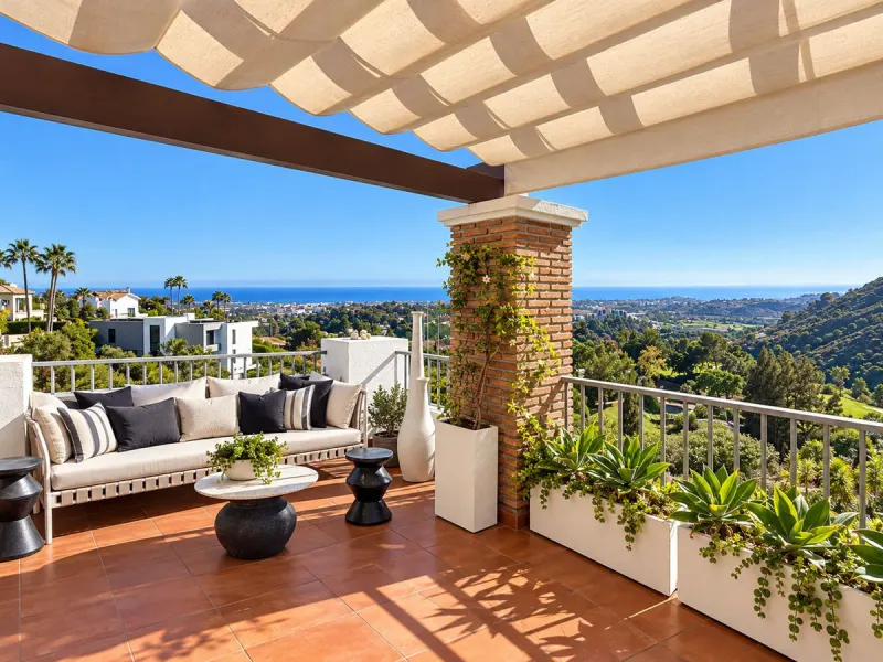 Penthouse in Los Arqueros: terrace with sea views