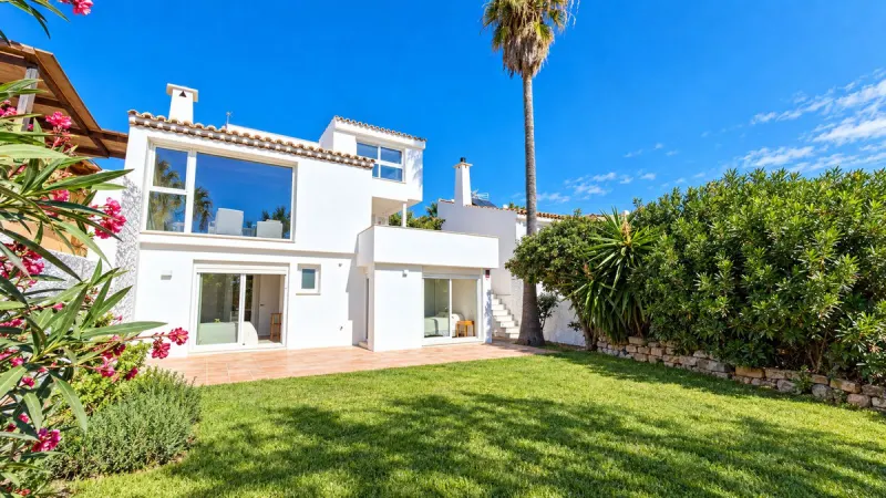 Villa in Estepona: garden and white facade