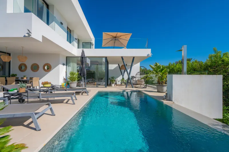 Modern villa in Estepona: pool and terrace