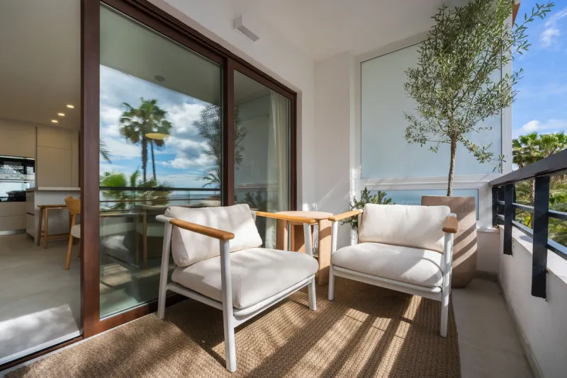 Apartment in Estepona: balcony with armchairs